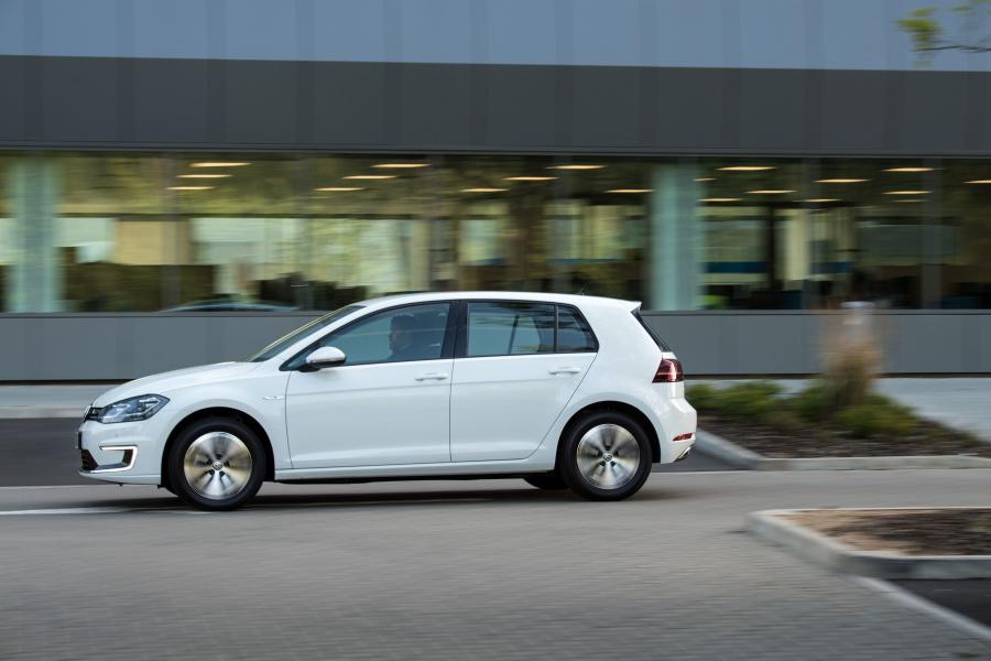  Volkswagen e-Golf 2017 года  (UK) (фото 12 из 28)